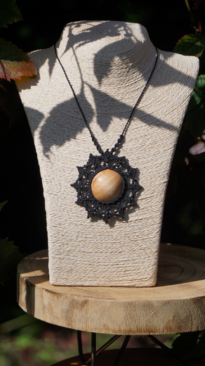 Mandala v černé