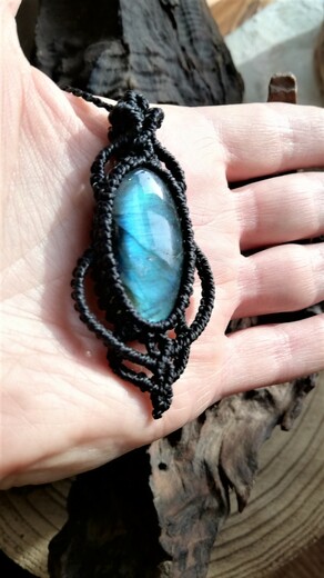 Amulet s labradoritem